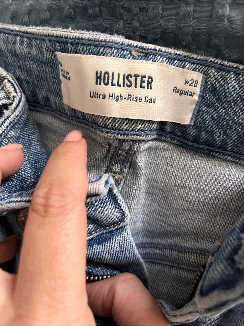 Hollister Ultra High-Rise Dad Jeans – Light Wash Blue